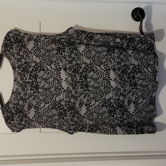 Gray/Black Sleevless Blouse - Picture 2 of 2